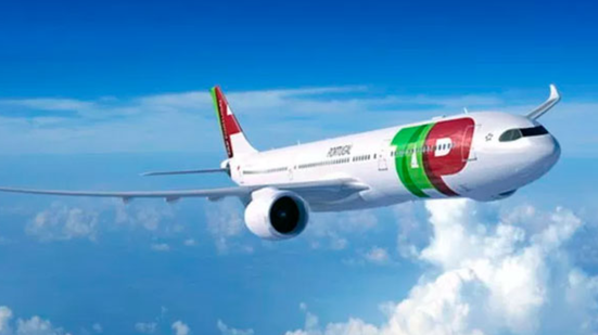 Imagem mostra avião com identificação da Tap Air Portugal, em pleno voo. Ao fundo, céu azul e nuvens.