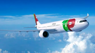 Imagem mostra avião com identificação da Tap Air Portugal, em pleno voo. Ao fundo, céu azul e nuvens.