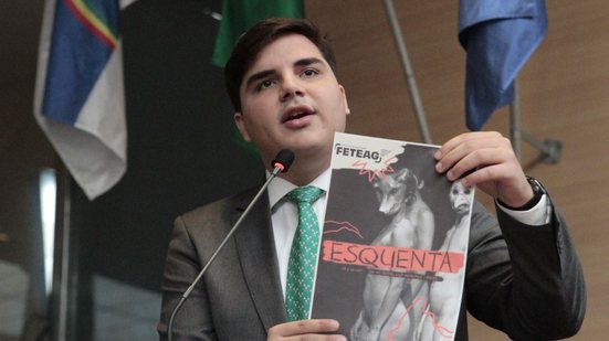 Alef Collins segura cartaz de peça com uma pessoa desnuda