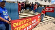 A mobilização reuniu educadores e representantes do funcionalismo estadual em frente à agência local do plano, com o objetivo de pressionar por uma reestruturação imediata do sistema de saúde. - Foto: Divulgação