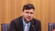 Deputado Gilmar Junior fala em microfone de plenário