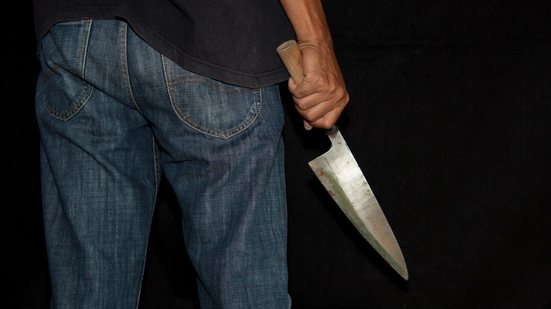 Homem segurando uma faca