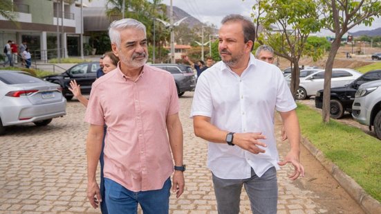 O senador Humberto Costa e o prefeito Fabinho Lisando caminham e conversam pela cidade de Salgueiro.