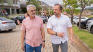O senador Humberto Costa e o prefeito Fabinho Lisando caminham e conversam pela cidade de Salgueiro.