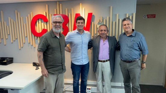 Jamildo, João Campos, Geraldo Freire e Ricardo Dantas Barreto lado a lado, ao fundo logo da CBN