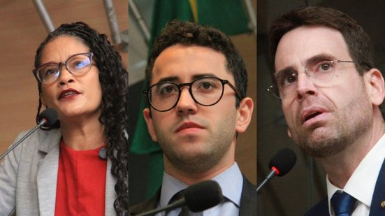 Montagem de três fotos. Jô Cavalcanti, Thiago Medina e Eduardo Moura, todos em frente a microfone do plenário da Câmara