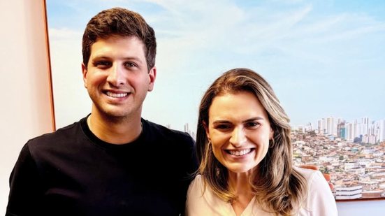 João Campos e Marília Arraes sorriem abraçados lado a lado