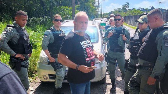 Luiz Soares no meio de uma roda com vários policiais militares