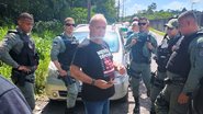 Luiz Soares no meio de uma roda com vários policiais militares