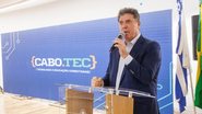 Prefeito Lula Cabral discursa em lançamento do programa de educação. Ele está em um púlpito, ao microfone. No fundo da imagem, um telão com o logotipo do programa Cabo.Tec.