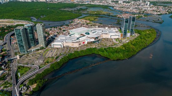 Montagem de duas fotos, à esquerda visão de cima com várias áreas verdes e prédios, à direita visão de cima com desmatamento