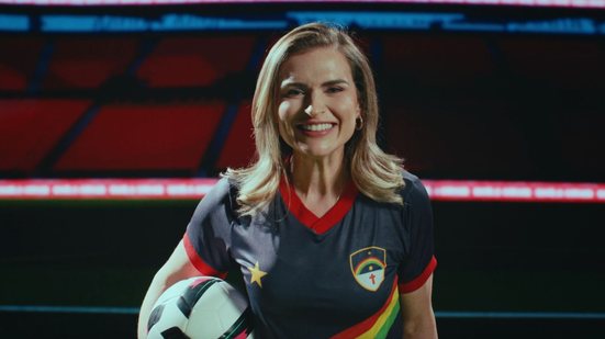 Marília Arraes segura uma bola enquanto usa camisa de time