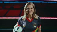 Marília Arraes segura uma bola enquanto usa camisa de time