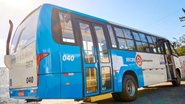 Ônibus complementar em azul e branco, escrito "Recife Complementar"