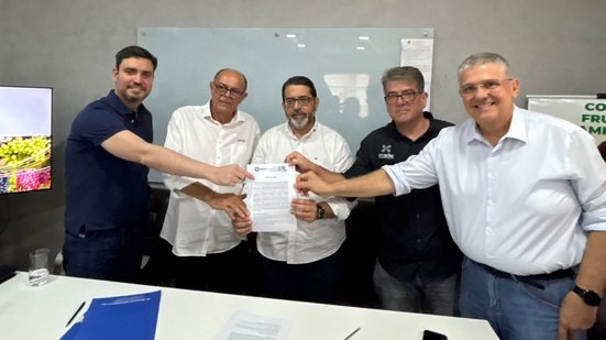 Na foto, Armando Monteiro Bisneto (Complexo de Suape), Jailson Lira (Sindicato dos Produtores Rurais de Petrolina), Cícero Moraes (Secretaria de Agricultura), Arthur Grimaldi (Valexport) e Guilherme Coelho (Abrafrutas)