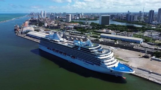 O Porto do Recife iniciou a temporada em 6 de outubro, com a chegada do navio Scenic Eclipse. - Foto: Pedro Corrêa