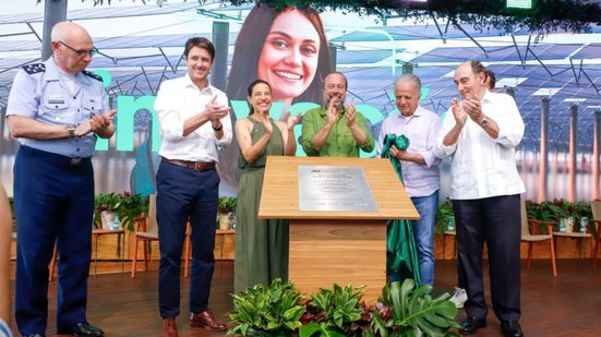 Raquel Lyra, Alexandre Silveira, José Múcio, dois homens de camisa social e um homem de cabelo grisalho calvo com farda azul batem palmas enquanto sorriem ao redor de uma placa