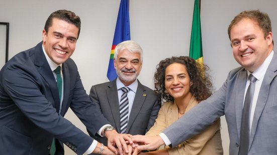 Rodrigo Pinheiro, Humberto Costa, Rosa Amorim e Anderson sorriem com as mãos juntas, uma em cima da outra