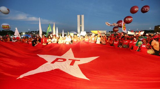 Imagem PT lidera preferência partidária e brasileiros sem partido seguem maioria, diz Datafolha