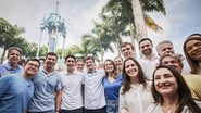 Comitiva do prefeito João Campos com candidatos à Senado, vice-prefeito Victor Marques e deputados federais e lideranças locais.