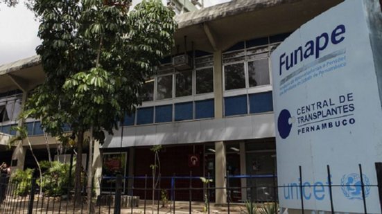 Foto de uma sede do INSS, em frente está escrito "previdência social"