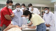 Médicos em treinamento. Paciente deitada durante treinamento de médicos para implantação do dispositivo.