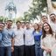 Em frente a imagem de nossa senhora da conceição estão juntos sorrindo joão campos, silvio costa filho, miguel coelho, marília arraes, victor marques, aline mariano e outras pessoas