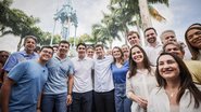 Em frente a imagem de nossa senhora da conceição estão juntos sorrindo joão campos, silvio costa filho, miguel coelho, marília arraes, victor marques, aline mariano e outras pessoas