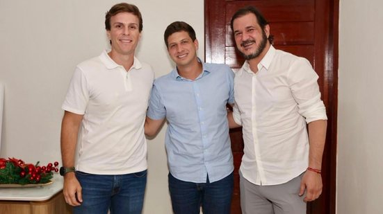 Lado a lado estão Miguel Coelho, João Campos e Antonio Rueda, eles sorriem