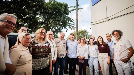 João Campos, Mozart Sales, uma freira e outras pessoas sorriem ao lado de laboratório