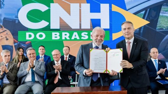 Imagem Lula oficializa novas regras da CNH que promete baratear habilitação em até 80%