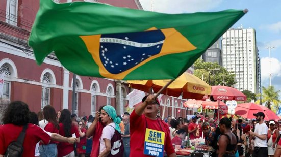 Imagem Manifestantes ocupam Rua da Aurora contra PL da dosimetria; ato reuniu parlamentares e movimentos sociais