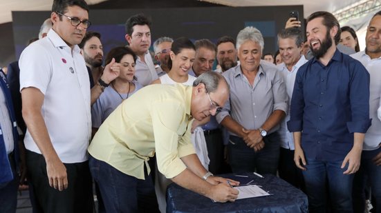 Prefeito Mano Medeiros na assinatura da ordem de serviço do Arco Metropolitano