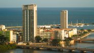 Visão de cima do Porto Digital, um prédio ao redor de diversos prédios e pontes em ilha do Recife antigo