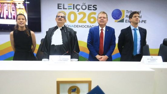 Raquel Lyra, Fernando Cerqueira, Ricardo Paes Barreto e João Campos em posição de respeito para o hino. Ao fundo escrito "Eleições 2026" e símbolo do TRE