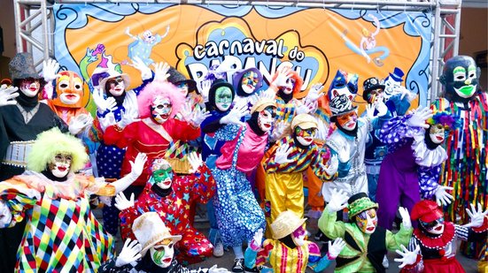 Em Bezerros, o tema escolhido para 2026 é “História, Movimento e Encanto”, uma homenagem à tradição centenária dos Papangus. - Foto: Divulgação