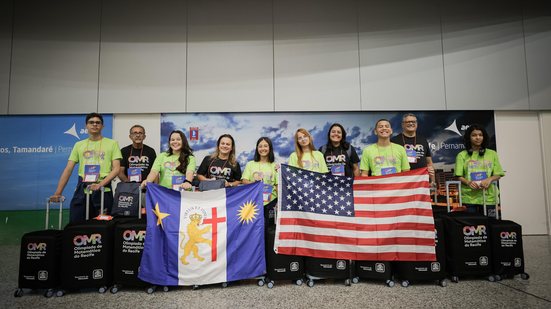 Estudantes, professores e gestor premiado no aeroporto