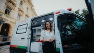 Governadora Raquel Lyra em frente à porta de uma ambulância