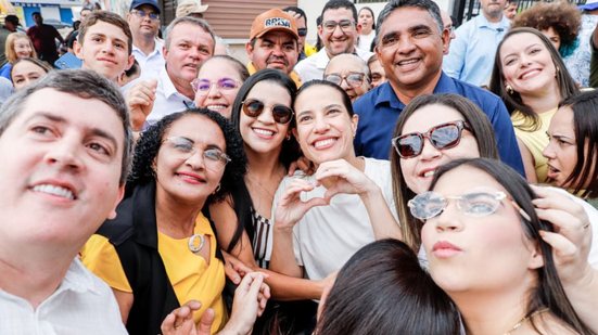 governadora Raquel Lyra tira foto em meio a população