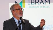 Raul Jungmann fala em microfone. Ao fundo símbolo do IBRAM - Mineração do Brasil