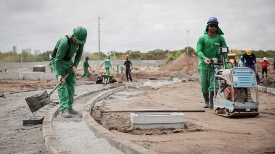Dois homens trabalhando em obra