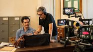 Câmera cinematográfica apontada para Kleber Mendonça Filho instruindo Wagner Moura.
