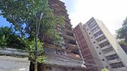 Na imagem, prédio abandonado em estado precário e com risco de queda, com tijolos à mostra, sem nenhuma condição de ser habitado.
