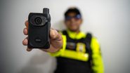 Agente de trânsito de Paulista segurando novo equipamento