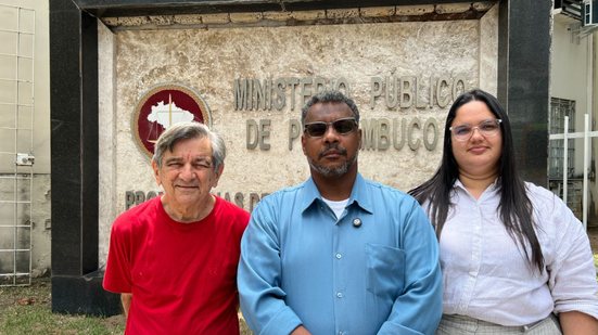 Representantes da Adufepe em frente ao MPPE