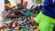 Catadores descarregando latas e garrafas PET