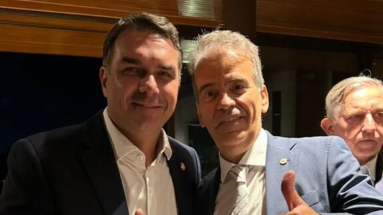 O jogo virou? Alberto Feitosa aposta que Flávio rompeu a bolha contra Lula