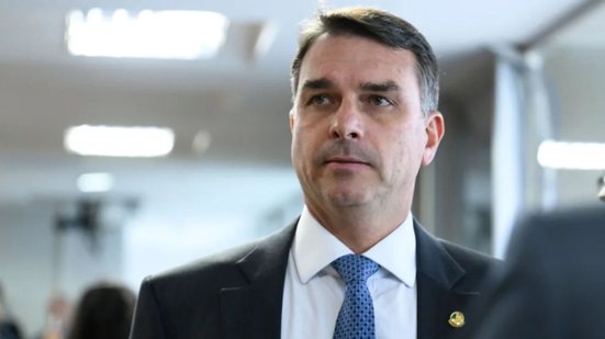 Flávio Bolsonaro leu carta escrita em próprio punho por Jair Bolsonaro antes de cirurgia
					
					
					Reprodução