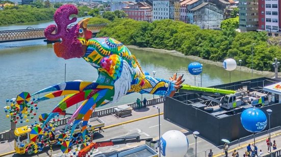 Galo gigante na Ponte Duarte Coelho