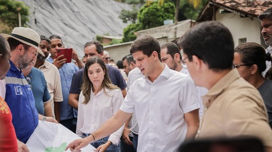 João Campos assinou ordem de serviço para obras de contenção de encostas em Dois Unidos. Victor Marques e outros aliados políticos estavam no local
						
						
						Edson Holanda/Prefeitura do Recife